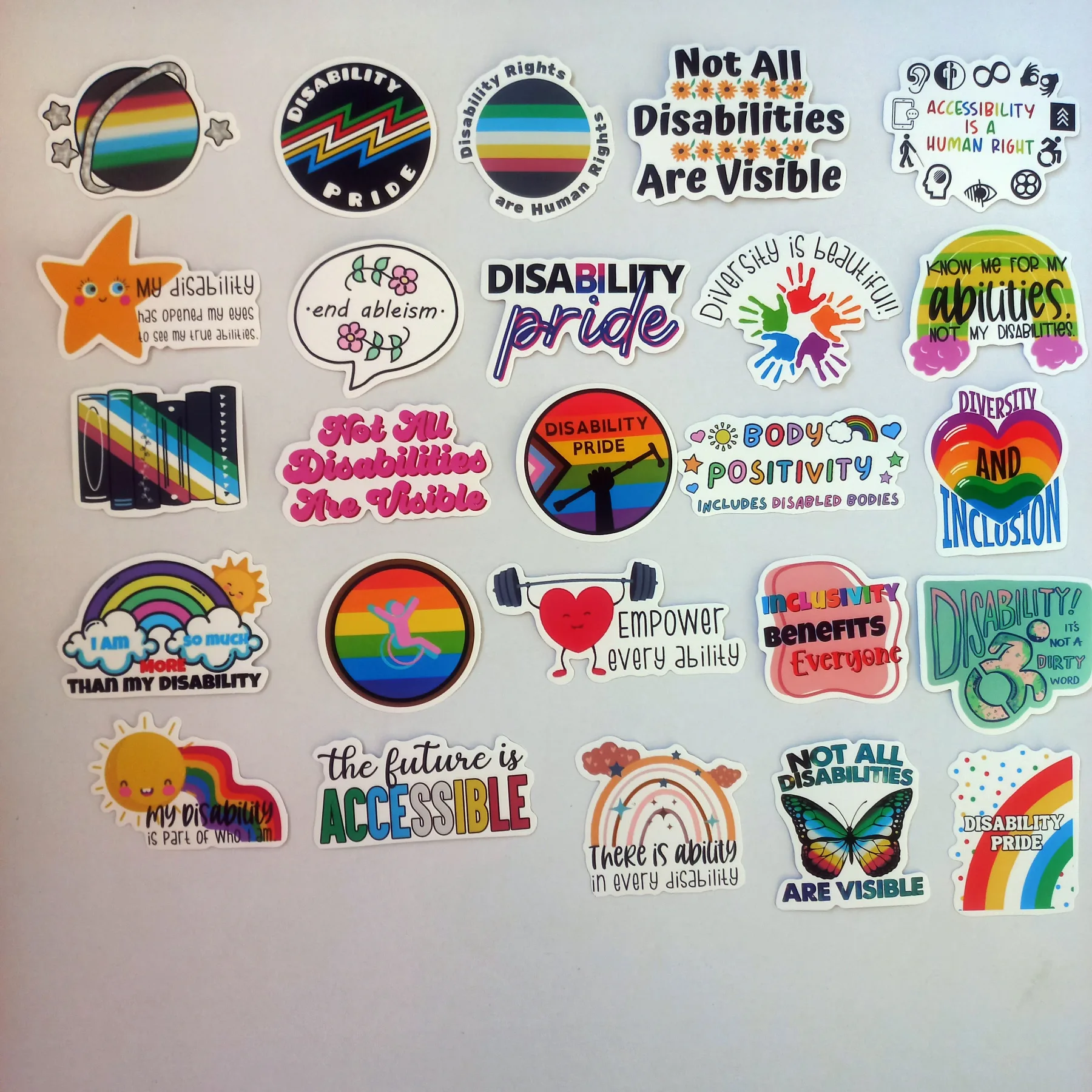 Pachet cu 50 de stickere colorate Disability Pride despre incluziune, accesibilitate și diversitate